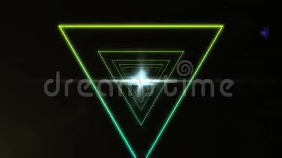 扭曲三角形轮廓的隧道在黑色背景上以聚光灯移动视频的预览图