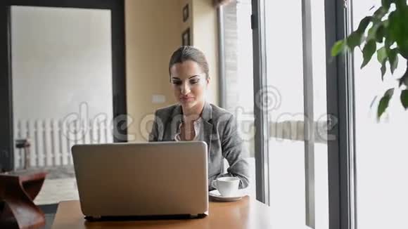 商务女性坐在笔记本电脑前等着别人视频的预览图