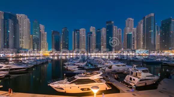 迪拜码头在蓝小时夜间到白天时间与游艇视频的预览图