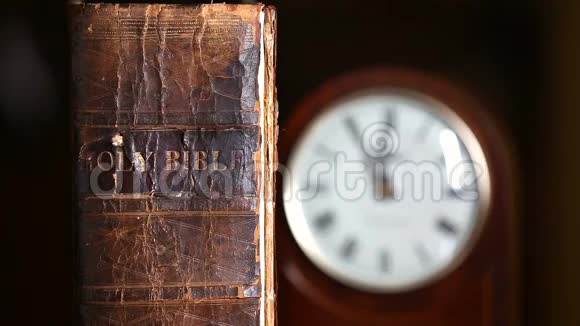 旧圣经和古董钟视频的预览图