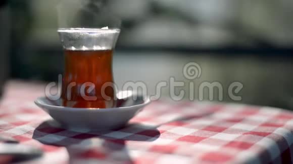 一张格子花纹桌布上的土耳其茶视频的预览图