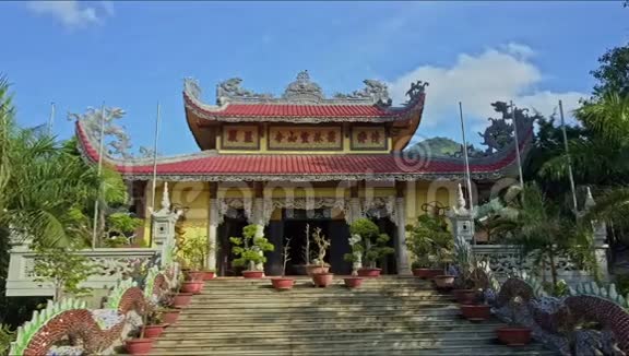 在广袤的寺庙与花盆之间低飞视频的预览图