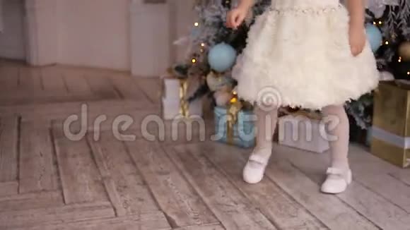 三岁的小女孩穿着白色裙子跳舞视频的预览图