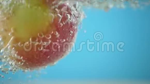 水中的红黄苹果带着透明的气泡视频的预览图