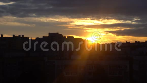 城市建筑后面美丽的日落视频的预览图