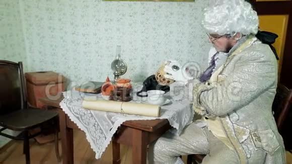 穿中世纪服装的市长给自己倒了杯茶视频的预览图