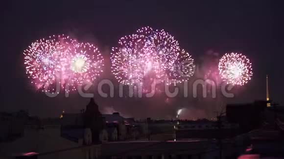 从建筑屋顶的焰火和灯光秀庆祝节日视频的预览图