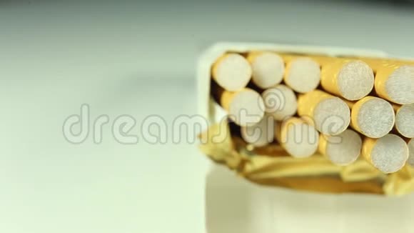 一包香烟顺时针旋转视频的预览图