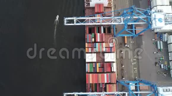 龙门起重机装卸船的鸟瞰图视频的预览图