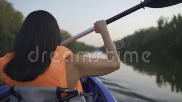 在船上划桨的女孩慢动作视频的预览图