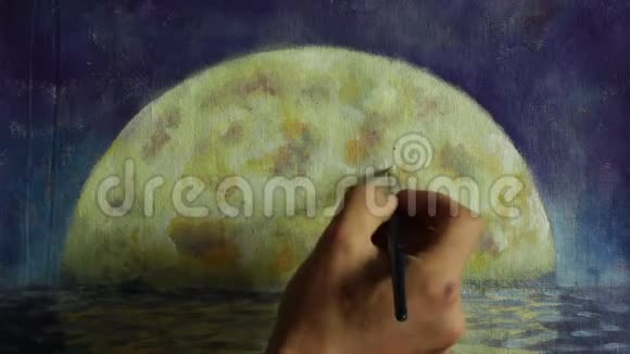 用画笔画出一个橙色的蓝色大月亮在海洋海洋水中反射月亮视频的预览图