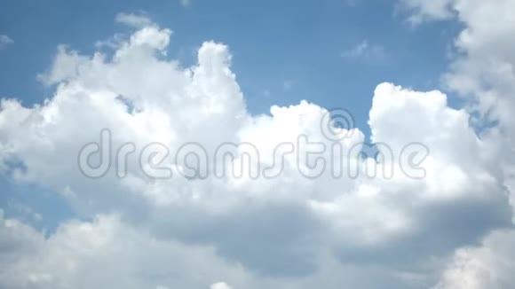 夏日的蓝天伴着美丽的积云快速延时视频的预览图