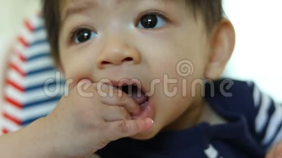 可爱的孩子用手指用手摸嘴痒的口香糖视频的预览图