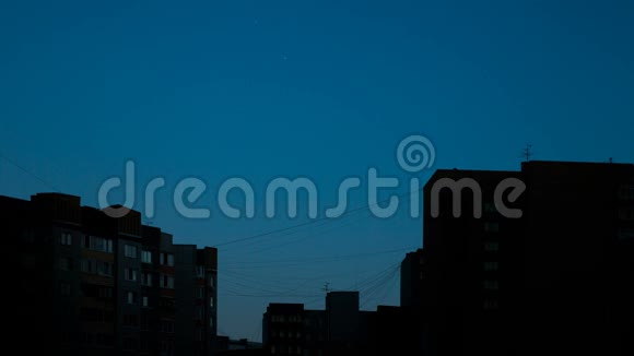 月亮在夜城上空深蓝色的天空中游泳公寓街区甜梦望视频的预览图