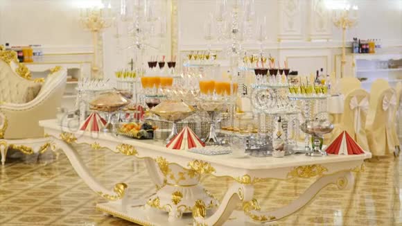 自助餐桌上的起泡香槟和美味小吃视频的预览图