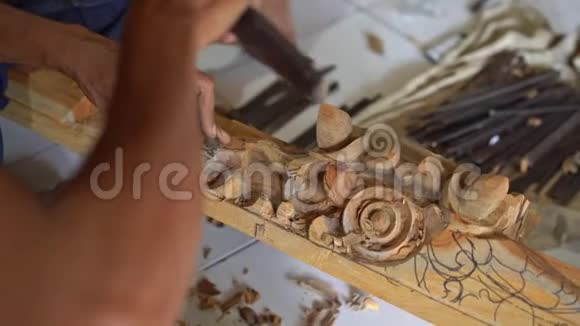 传统木雕工艺大师的特写镜头视频的预览图