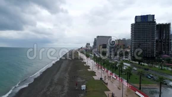 Batumi在雨天拍摄的空中景色视频的预览图