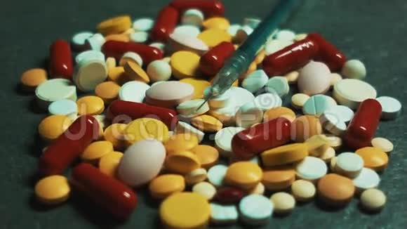 制药业做药片药丸和其他药物带注射器的多色平板电脑视频的预览图