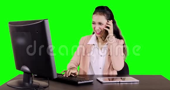 忙碌的女商人在办公桌上工作视频的预览图