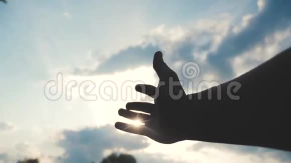 蓝天背景上的宗教手概念男人的手延伸到上帝的信仰和幸福的生活方式视频的预览图
