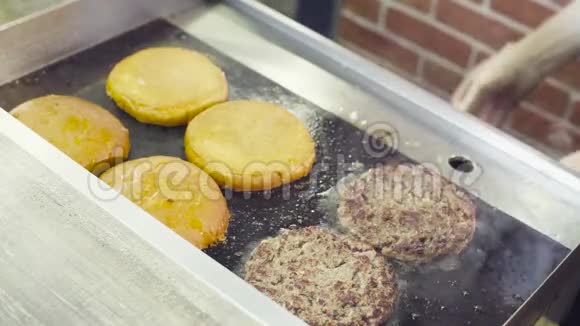 厨师的双手用明火燃烧一个汉堡视频的预览图