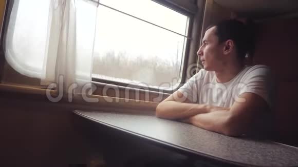 人乘火车铁路看窗外旅行者商人概念火车铁路旅行生活方式缓慢视频的预览图