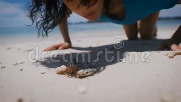 巴厘岛海滩节肢动物布鲁内特在海滩上她看到了chlenistonogovo决定和他一起玩这就是视频的预览图
