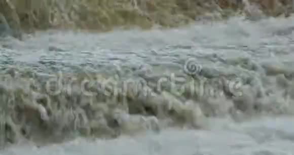 水坝水道流动视频的预览图