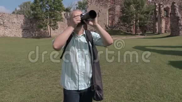 游客在城堡院子里拍照视频的预览图