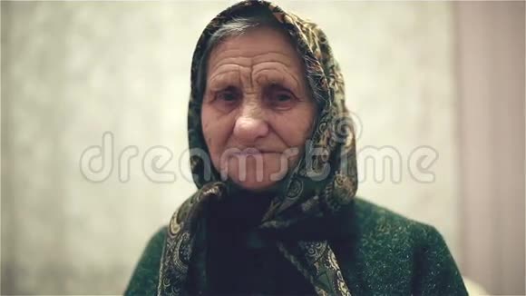 头上戴围巾的东正教老妇人视频的预览图