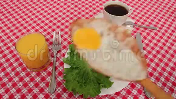 早餐吃鸡蛋和煎饼视频的预览图
