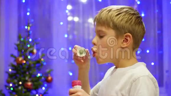 青少年在家里吹肥皂泡背景中bokeh灯和花环视频的预览图