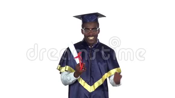 毕业时持有文凭慢动作白色视频的预览图