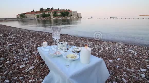 海边烛光晚餐一张浪漫的桌子视频的预览图