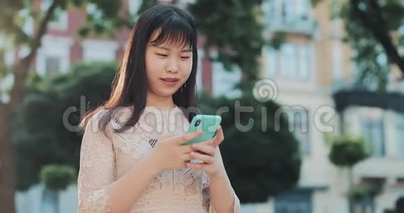 城市里使用手机的美女视频的预览图