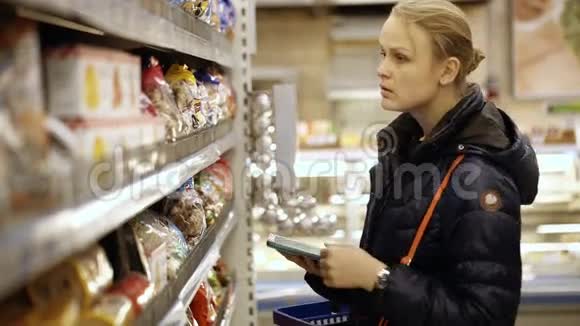 在超市里买食物的女人视频的预览图
