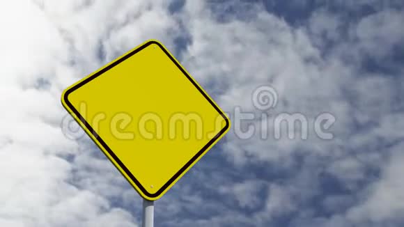 蓝黄色路标背景云动得很快视频的预览图