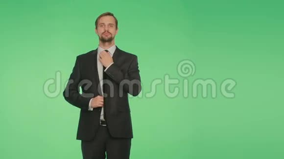 身体的语言绿色背景上的人伸直领带调情视频的预览图