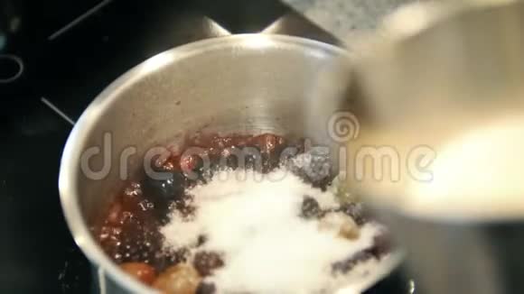 烹饪水果糖果锅上加糖的浆果视频的预览图
