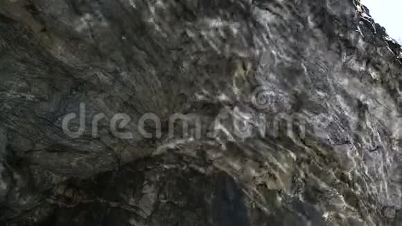 洞穴里大理石墙上的太阳耀斑视频的预览图