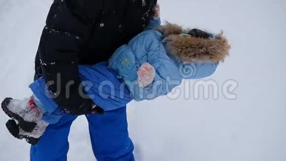 他在冬季公园和宝宝玩扔在雪地里视频的预览图
