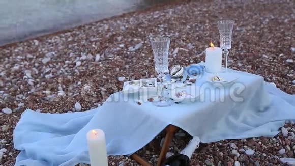 海边烛光晚餐一张浪漫的桌子视频的预览图