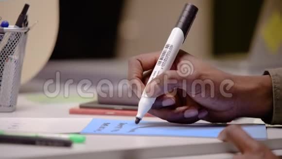 美国黑人商人用铅笔写字视频的预览图