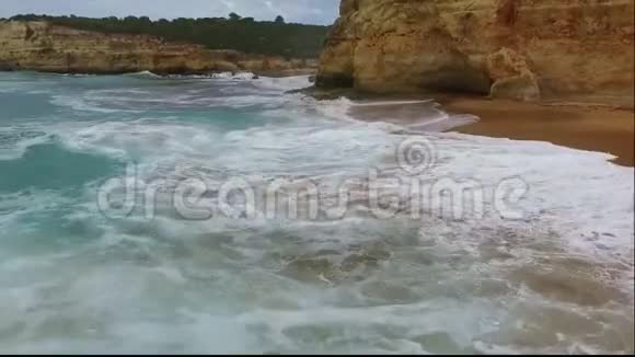 海浪在沙滩上翻滚空中景观视频的预览图