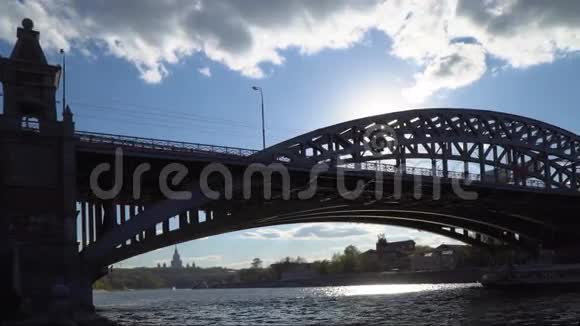 铁路桥横跨一条宽阔的河流视频的预览图
