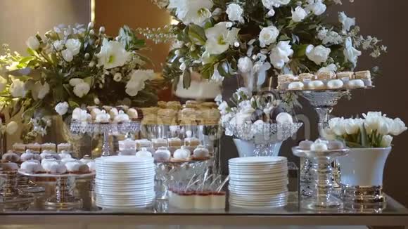 婚礼上的糖果吧桌子上有许多甜点视频的预览图