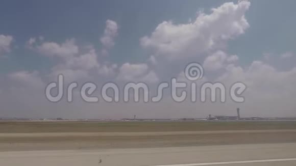 飞机起飞时向外看着跑道上的乘客窗口视频的预览图