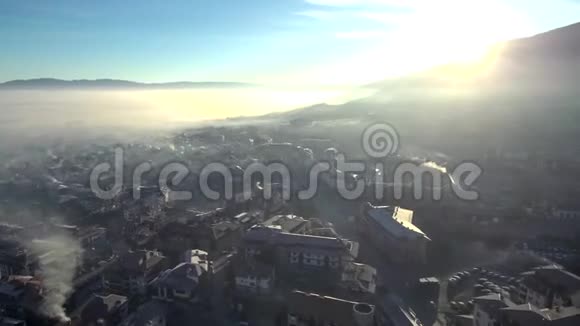 空中拍摄村庄的群山视频的预览图