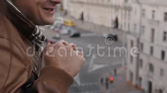 在城市里的爱快乐的一对夫妇在一起聊天笑牵手从顶部看街道视频的预览图