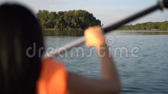 在船上划桨的女孩慢动作视频的预览图
